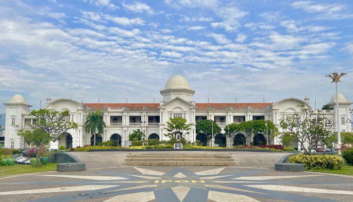 Ipoh Train Station in Malaysia, showcasing the city’s heritage architecture and relaxed lifestyle for MM2H applicants and retirees.