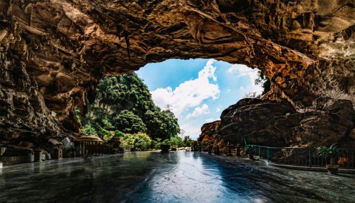 Kek Lok Tong in Ipoh, Malaysia, showcasing the city’s peaceful limestone cave scenery and relaxed lifestyle for MM2H applicants and retirees.